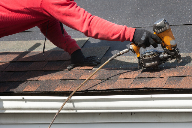 Hamburg roofers installing new roof on house